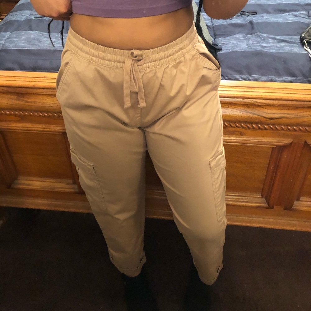 Super cute cargo pants, worn twice. Size medium!